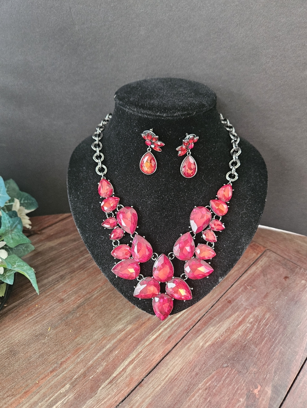 JLO Jennifer Lopez Red Rhinestone Statement Necklace Set - Picture 8 of 10